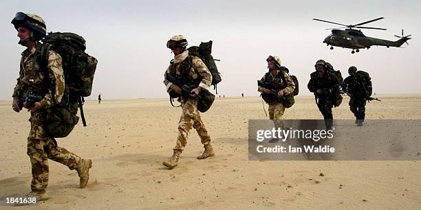 british troops train in kuwaiti desert - british military stock pictures, royalty-free photos & images