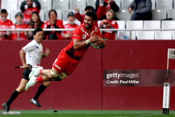 Kobelco Kobe Steelers' Ardie Savea scores a try during the NTT Japan Rugby League One match between Kobelco Kobe Steelers and Honda Heat at Noevir...