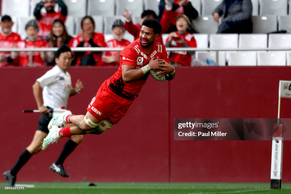 Kobe Rugless Rugby Kobelco Kobe Steelers' Ardie Savea scores a try during the NTT Japan ...