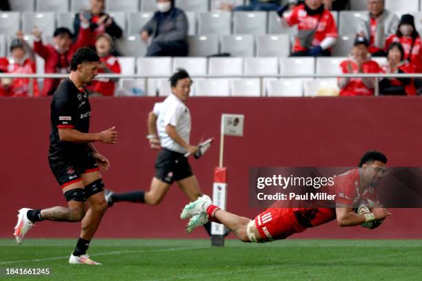 Kobelco Kobe Steelers' Ardie Savea scores a try during the NTT Japan Rugby League One match between Kobelco Kobe Steelers and Honda Heat at Noevir...