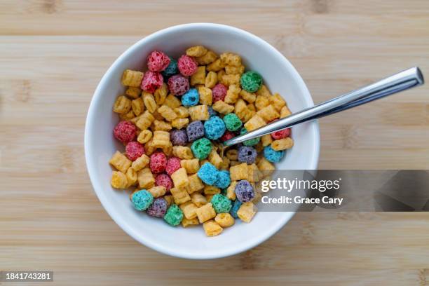 bowl of colorful breakfast cereal - cereali da colazione foto e immagini stock