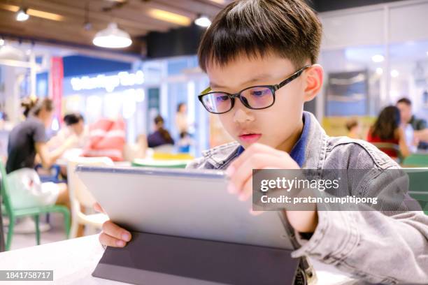 tablet and eye sight - miopía fotografías e imágenes de stock