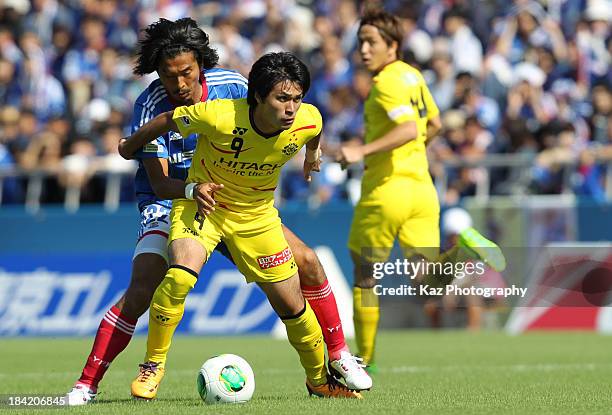 Masato Kudo of Kashiwa Reysol and Yuji Nakazawa of Yokohama F.Marinos compete for the ball during the Yamazaki Nabisco Cup semi final second leg...