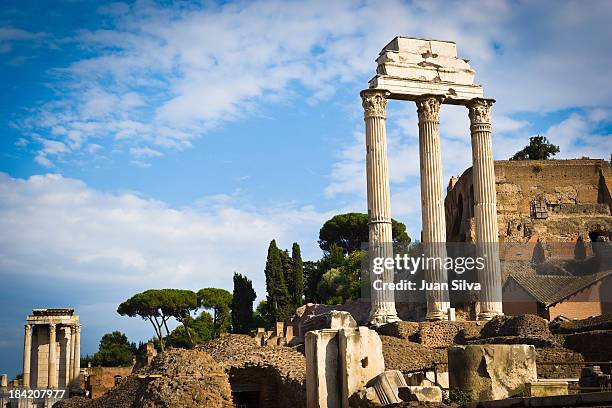 roman forum, rome, italy - foro roma fotografías e imágenes de stock