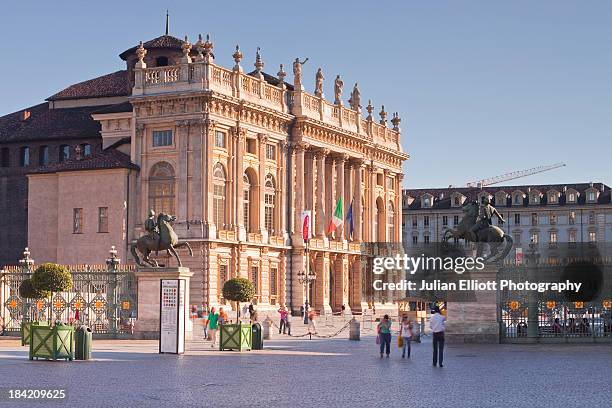 palazzo madama in central turin. - turijn stockfoto's en -beelden