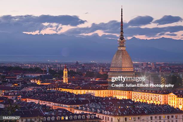 the mole antonelliana rising above turin at night. - turin photos et images de collection
