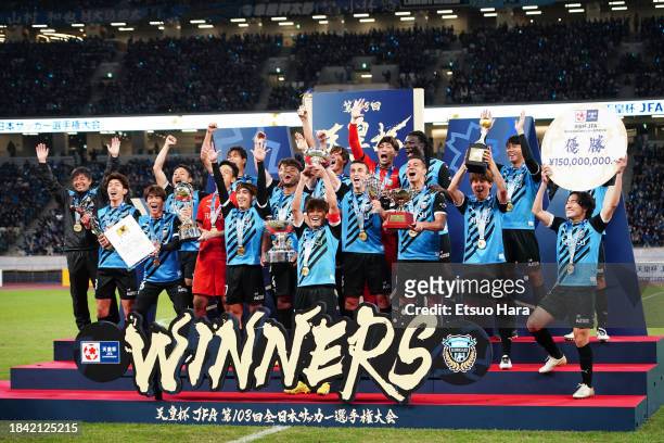 Players of Kawasaki Frontale celebrate the victory with the trophy following the 103rd Emperor's Cup final between Kawasaki Frontale and Kashiwa...