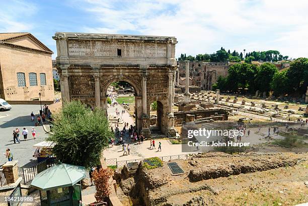 the roman forum, rome, italy. - arco de septimius severus - fotografias e filmes do acervo