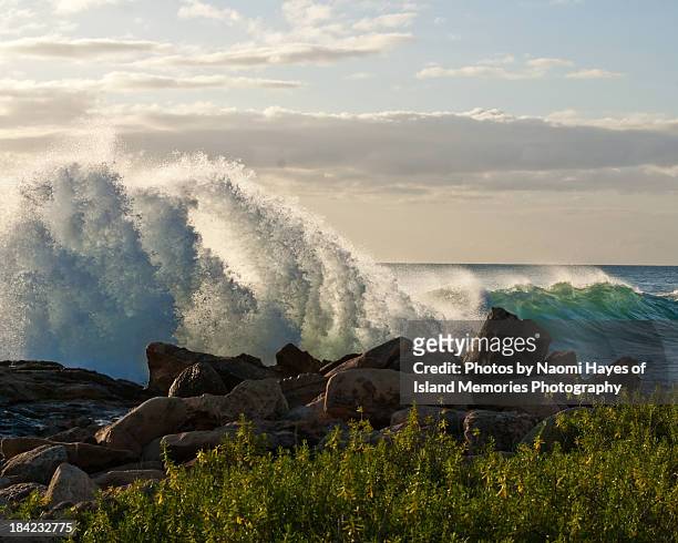 powerful waves at secret beach/ ko'olina hawaii - kapolei photos et images de collection
