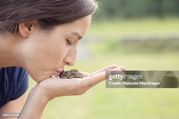 kissing a toad - murfreesboro stock-fotos und bilder