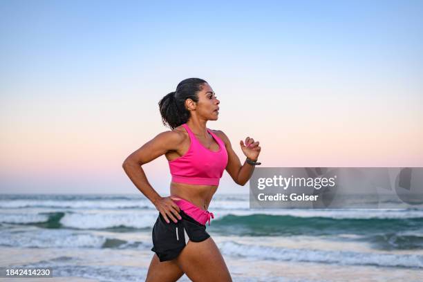 mulher fazendo treinamento de corrida na praia - golser - fotografias e filmes do acervo