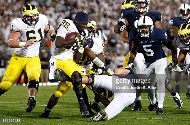 Devin Gardner of the Michigan Wolverines rushes after having his helmet dislodged against the Penn State Nittany Lions during the game on October 12,...