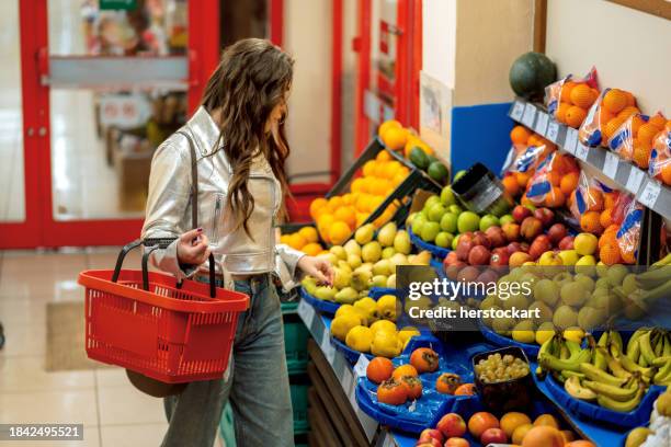 comprador de supermercado elige las mejores frutas - inflación fotografías e imágenes de stock