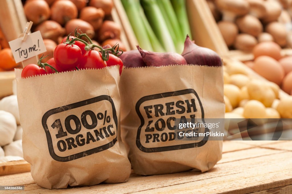 Frutta e verdura su piano cassa