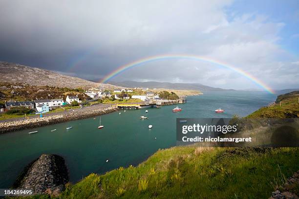 rainbow en las hébridas que he realizado: tarbert -, isla de harris - arco iris doble fotografías e imágenes de stock