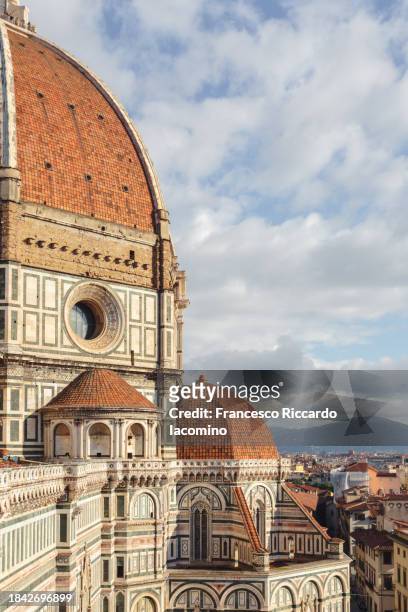 florence, tuscany, italy. santa maria del fiore duomo cathedral from the rooftops of the city - duomo santa maria del fiore 個照片及圖片檔