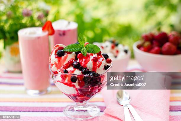 milchprodukte - ice cream cup stock-fotos und bilder