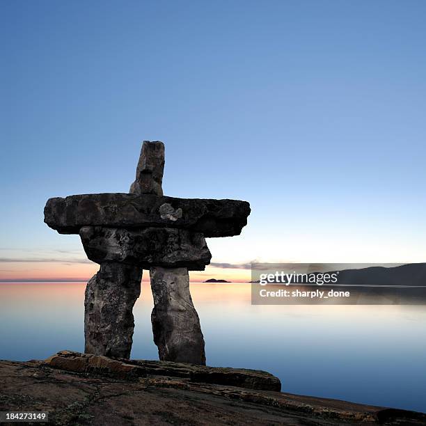 xxl sole di mezzanotte inukshuk - sculpture canada foto e immagini stock