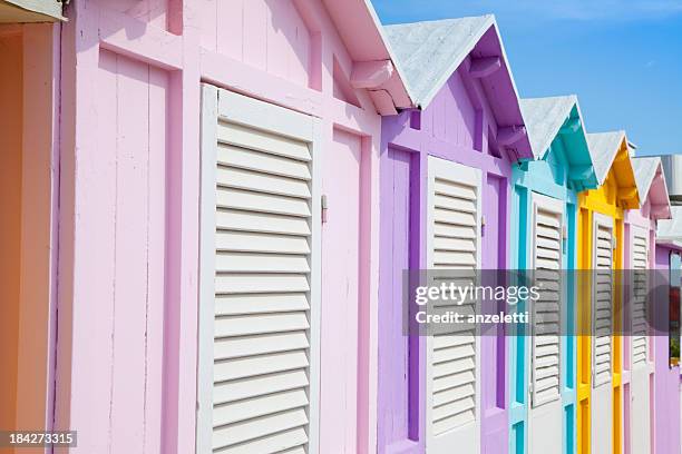 strandhütten in rimini - strandhütte stock-fotos und bilder