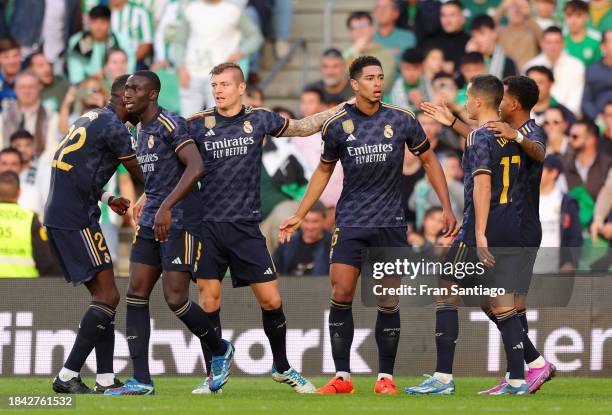 Jude Bellingham of Real Madrid celebrates scoring their team's first goal with teammates during the LaLiga EA Sports match between Real Betis and...