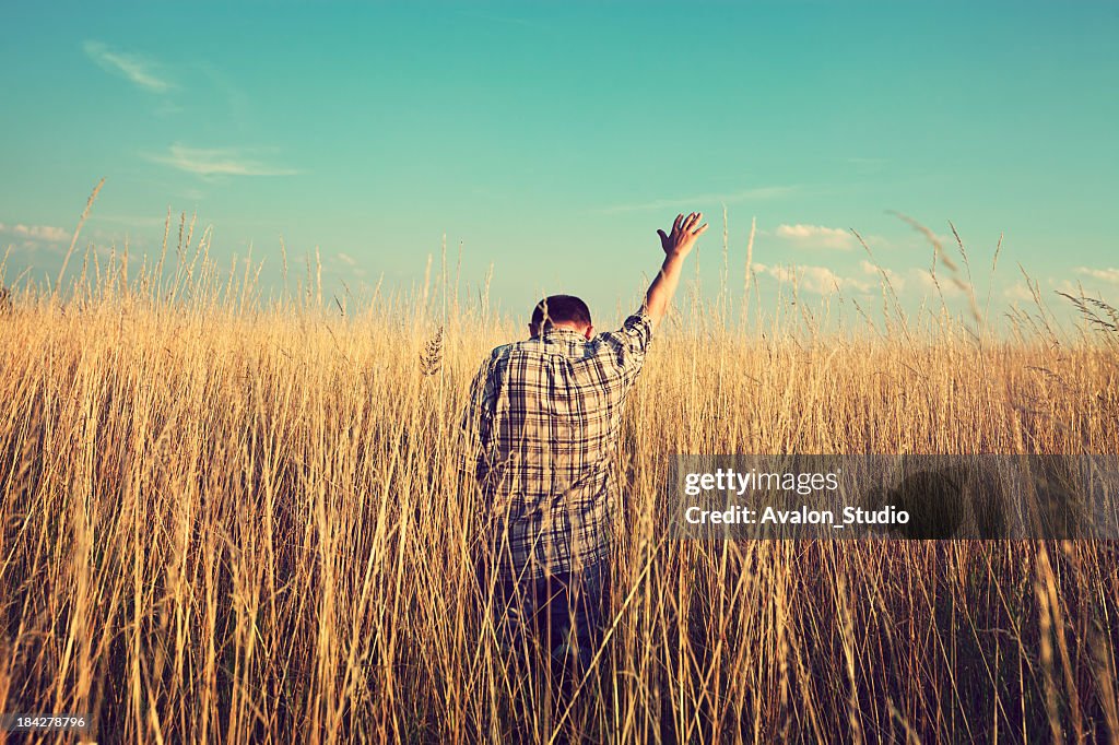 Homem prays a Deus