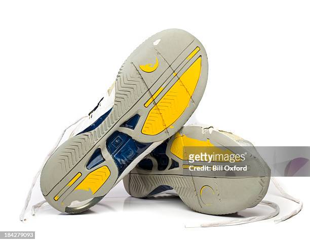 tennis schuh getragen - sole of shoe stock-fotos und bilder