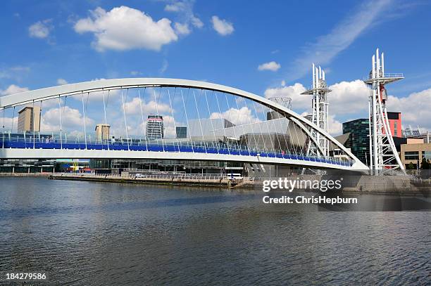 millennium bridge, salford quays, manchester - salford quays bildbanksfoton och bilder