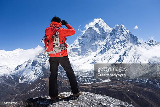 donna guardando ama dablam, parco nazionale del monte everest, nepal - everest foto e immagini stock