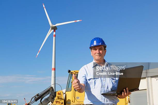ingenieur geben ok auf einer windturbine farm - ok werk stock-fotos und bilder