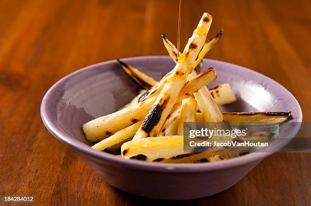 acero parsnips arrosto - burnt foto e immagini stock