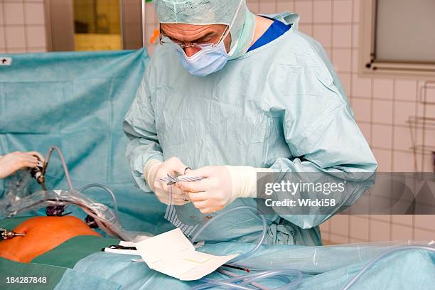 hernie laparoscopic opération - hernia mesh photos et images de collection