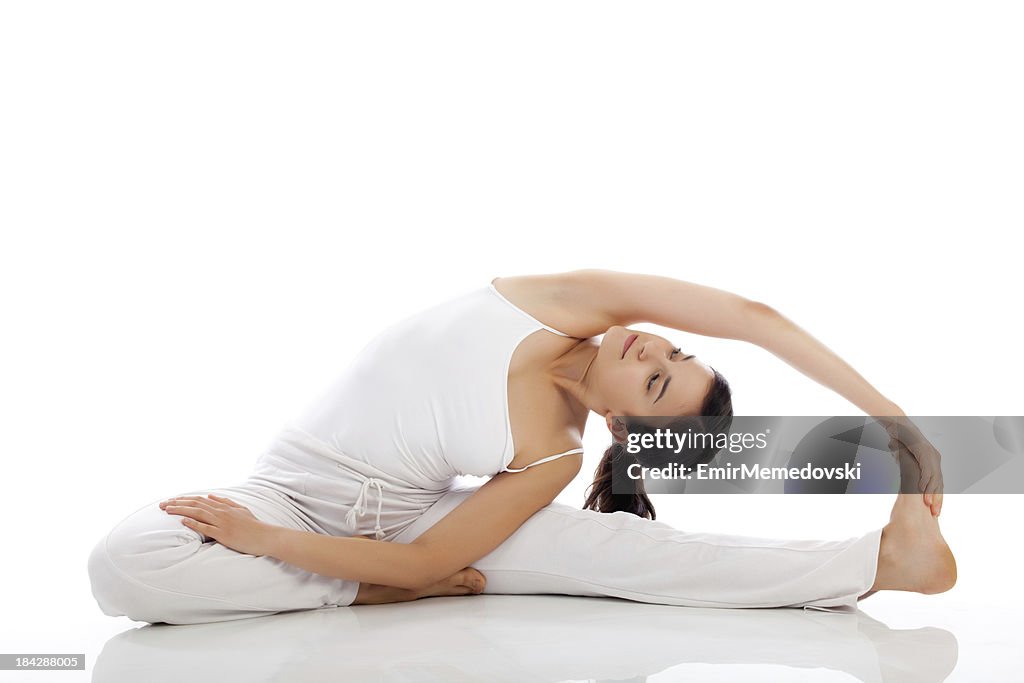 Joven mujer el ejercicio de yoga