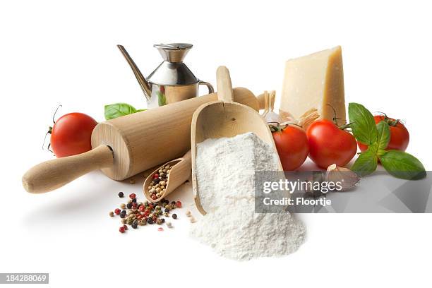 italian ingredients: flour, tomato, garlic, pepper, parmesan, basil and oliveoil - deegrol stockfoto's en -beelden