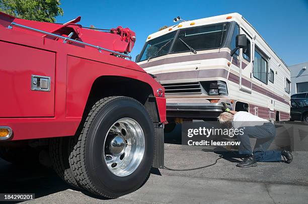 camión de remolque destornillador con roto motoer hogar - remolcar fotografías e imágenes de stock