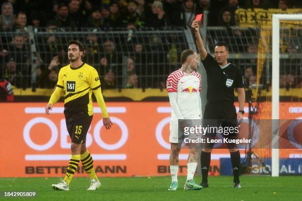 Referee Sven Jablonski shows a red card to Mats Hummels of Borussia Dortmund after a VAR review during the Bundesliga match between Borussia Dortmund...