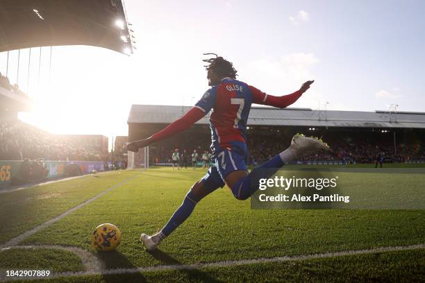 Michael Olise of Crystal Palace takes a corner kick during the Premier League match between Crystal Palace and Liverpool FC at Selhurst Park on...