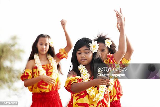 hula-tänzer - hawaiianischer abstammung stock-fotos und bilder