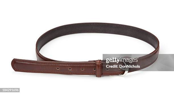 cintura in pelle marrone isolato - cintura foto e immagini stock