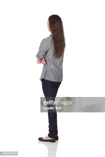 donna in piedi con le braccia incrociate - profilo vista laterale foto e immagini stock