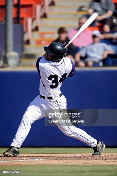 baseball player swinging his bat - at bat stockfoto's en -beelden