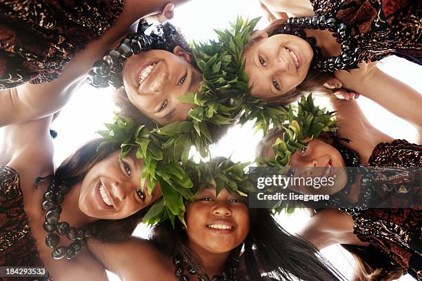 bailarina de hula - polinesia fotografías e imágenes de stock