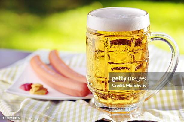 frisches bier mit wurst - bierwurst stock-fotos und bilder