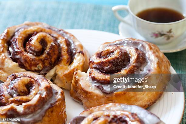 breakfast - cinnamon bun stock pictures, royalty-free photos & images