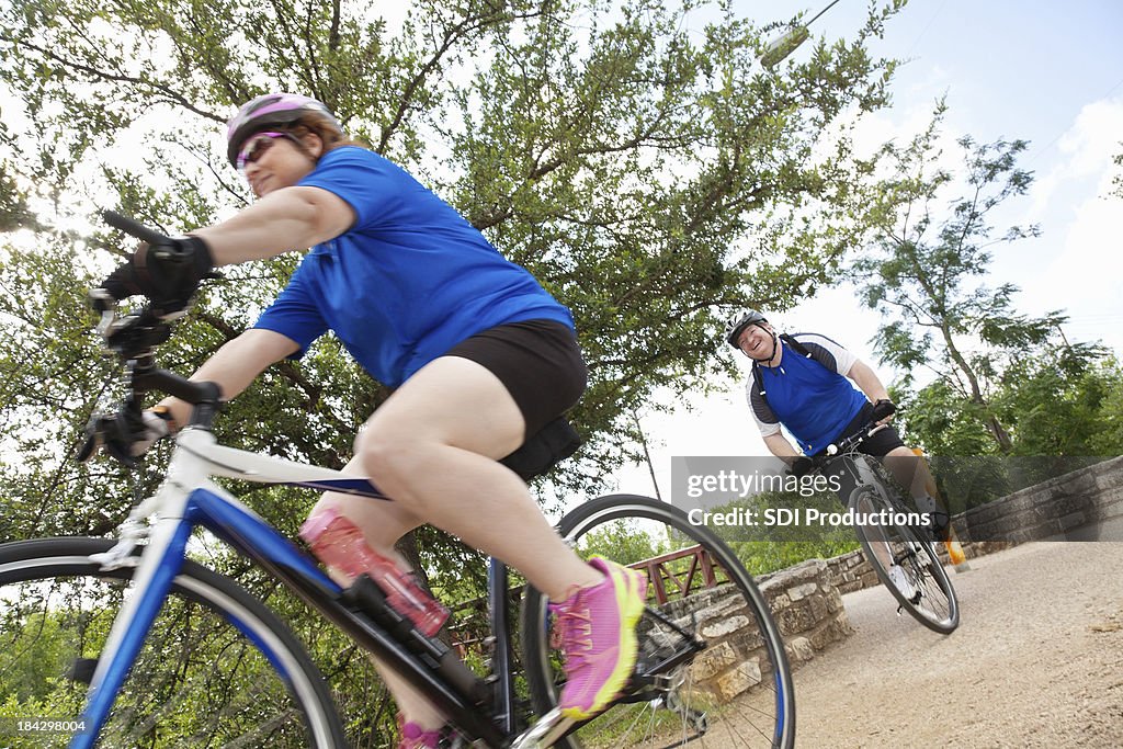 Ciclisti in bicicletta lungo un percorso