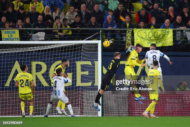 Mikel Merino of Real Sociedad scores their team's first goal during the LaLiga EA Sports match between Villarreal CF and Real Sociedad at Estadio de...