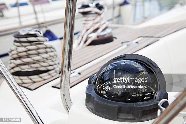 auf das meer - kompass stock-fotos und bilder