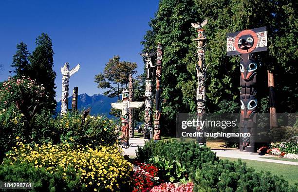 stanley park totem pole vancouver - stanley park fotografías e imágenes de stock