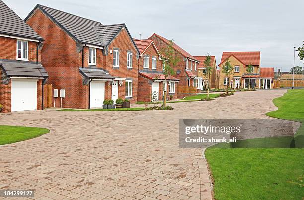 nueva separado casas - camino de entrada fotografías e imágenes de stock