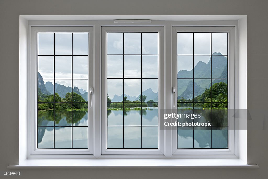 Vue sur le lac à travers les fenêtres blanc