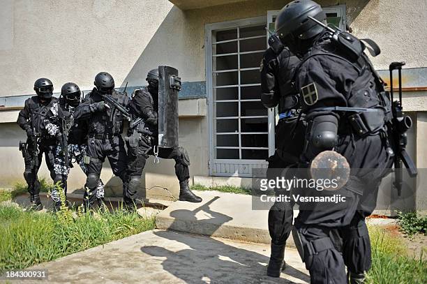swat - aggressive stock-fotos und bilder